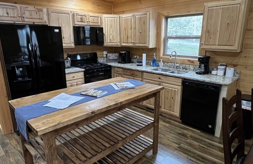 Chickamauga Lake Cabina | Cabin with dock, Huge screen-in porch, Great FAM getaway, HS WiFi, Pet Friendly