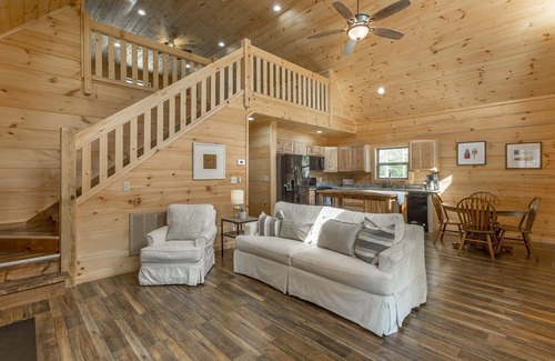 Chickamauga Lake Cabina | Cabin with dock, Huge screen-in porch, Great FAM getaway, HS WiFi, Pet Friendly
