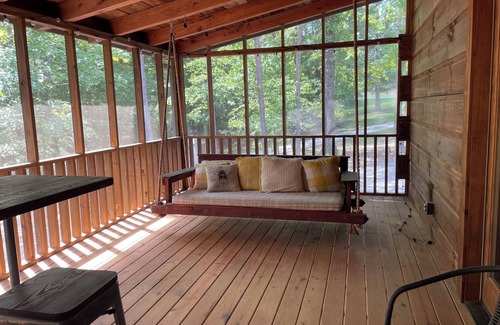Chickamauga Lake Cabina | Cabin with dock, Huge screen-in porch, Great FAM getaway, HS WiFi, Pet Friendly