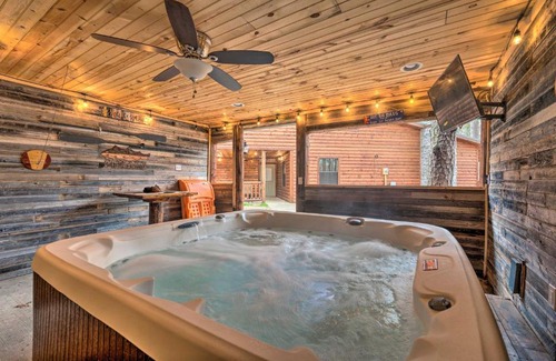 Broken Bow Casa | Cabin with Hot Tub and Grill - 6 Mi to Broken Bow Lake