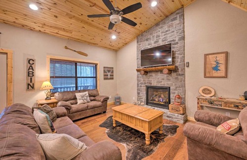 Broken Bow Casa | Cabin with Hot Tub and Grill - 6 Mi to Broken Bow Lake