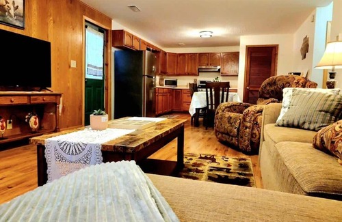 Logan Cabina | Cabin with Hot Tub~Firepit~Games