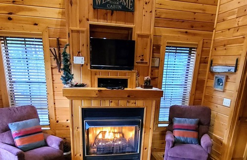 Bear Den Cabina | Cabin with Hot Tub 1 MI to Blue Ridge Parkway
