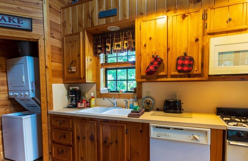 Bear Den Cabina | Cabin with Hot Tub 1 MI to Blue Ridge Parkway