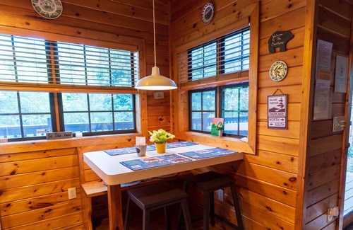 Bear Den Cabina | Cabin with Hot Tub 1 MI to Blue Ridge Parkway