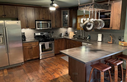 Fish Creek Cabina | Cabina familiar con cocina moderna, chimenea, porche.