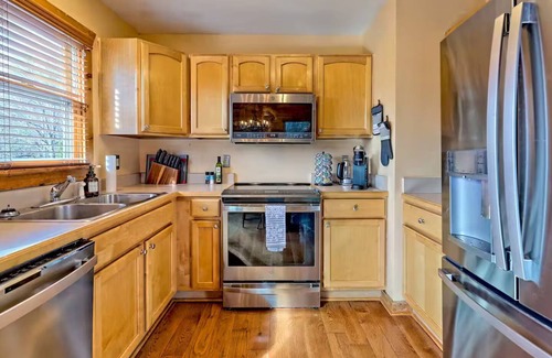 Hiawassee Cabina | Cabin with Mountain & Lake Views, Fire Pit, WiFi, AC, EV Charger, Pond/Fountain