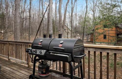 Berkeley Springs Chalet De Esquí | Cabin Wraparound Deck, WiFi, Grill, Dog-Friendly!