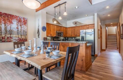 Crooked Pines Casa | Cabins 24