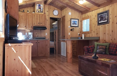 Adelma Beach Cabina | Cabañas en Treefrog Woods, Port Townsend. Incluye (2) cabañas privadas de vacaciones