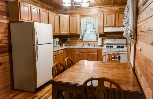 Ansted Cabina | Cabañas cerca de New River Gorge con jacuzzi y chimenea