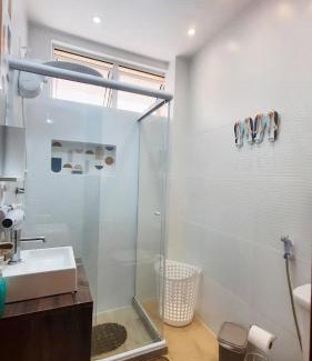 Centro Apartamento | Cabo Frio - A uma quadra da Praia do Forte e do Hotel Malibu - a 2 minutos de Bares e Restaurantes da Orla - apto térreo - Wi-Fi