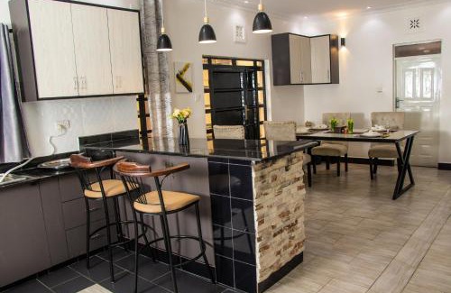 Bungoma Cama Y Desayuno | Cacecy Luxury Homes 2 -Bedroom