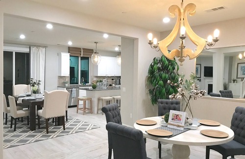 Jurupa Valley Casa | ❃Hogar en casa de lujo ❃Perfecto para retiro en familia ❃ Wifi rápido ❃ Camas para niños ❃