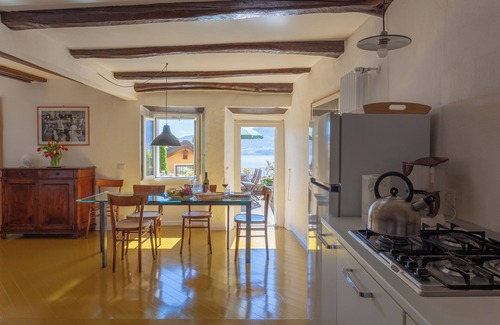 Gonte Apartamento | Cadebei 1. Stunning lake view in the charming, quiet hamlet of Gonte.