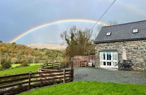 Dolgellau Casa | Cader Mountain View Cottage with Hot Tub in Snowdonia