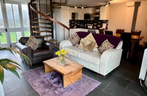 Dolgellau Casa | Cader Mountain View Cottage with Hot Tub in Snowdonia