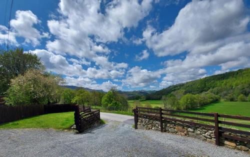 Dolgellau Casa | Cader Mountain View Cottage with Hot Tub in Snowdonia