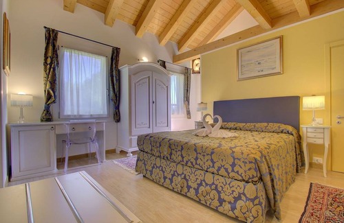 Oriago Apartamento | CADIFIORE-B & B11 - room w / bath in Country house riverside, parking in private parc