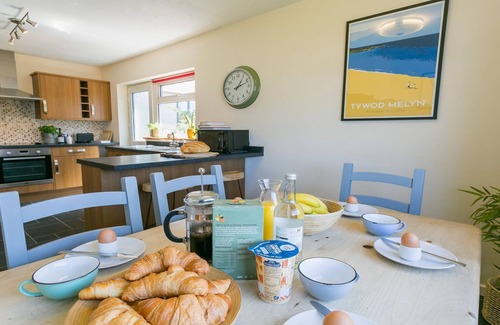 Edern Cabaña | Cae Calch - a ground floor bedroom that sleeps 6 guests in 3 bedrooms