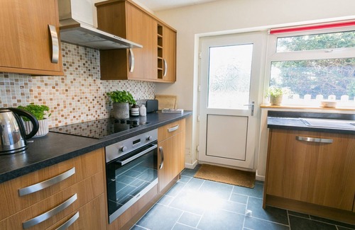 Edern Cabaña | Cae Calch - a ground floor bedroom that sleeps 6 guests in 3 bedrooms