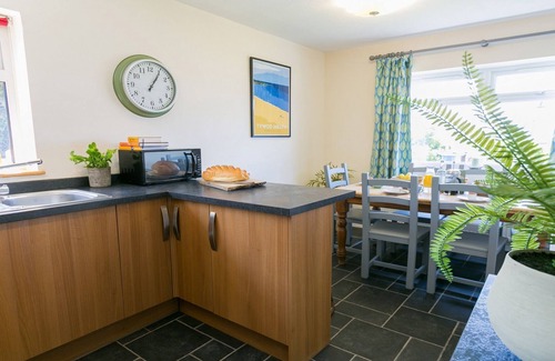 Edern Cabaña | Cae Calch - a ground floor bedroom that sleeps 6 guests in 3 bedrooms
