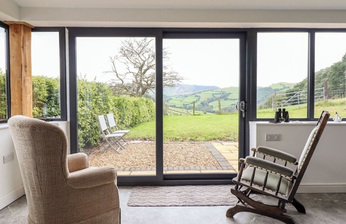 Machynlleth Cabaña | CAE GOGRYDD, pet friendly, character holiday cottage in Machynlleth