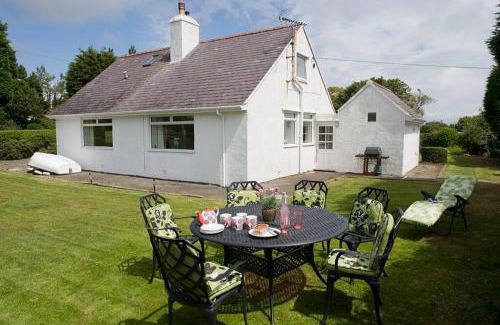 Trearddur Bay Casa | CAE GRUGOG COTTAGE-3 Bed-Sleeps 6-Ground Floor Bathroom