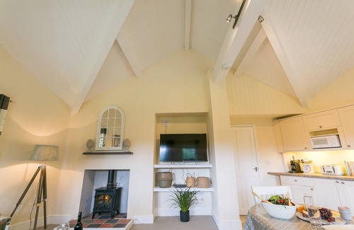 Llanfairfechan Cabaña | Cae Mab Dafydd - a cosy fire that sleeps 3 guests in 2 bedrooms