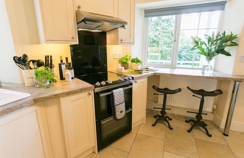 Llanfairfechan Cabaña | Cae Mab Dafydd - a cosy fire that sleeps 3 guests in 2 bedrooms