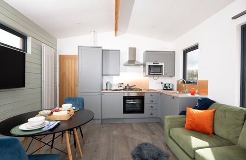 Llanfair Caereinion Cabaña | CAE PREN, romantic, with hot tub in Llanfair Caereinion