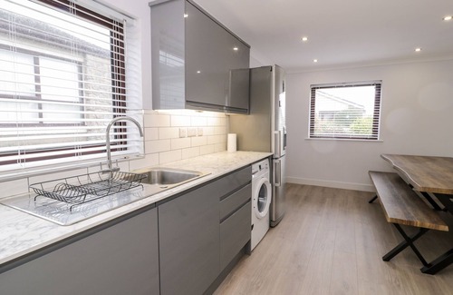 Newborough Casa | CAE TEG, pet friendly, with a garden in Niwbwrch (Newborough)