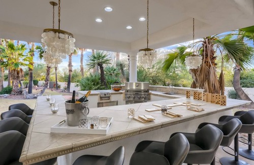 Cactus Acres Casa | CAESAR'S BLISS: MASSIVE ESTATE WITH ROOFTOP DECK