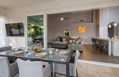 Cactus Acres Casa | CAESAR'S BLISS: MASSIVE ESTATE WITH ROOFTOP DECK