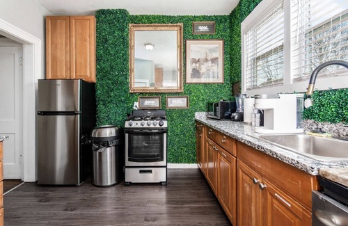 Old North Columbus Casa | ★ Caesar’s Palace ★ Old North Duplex near OSU★