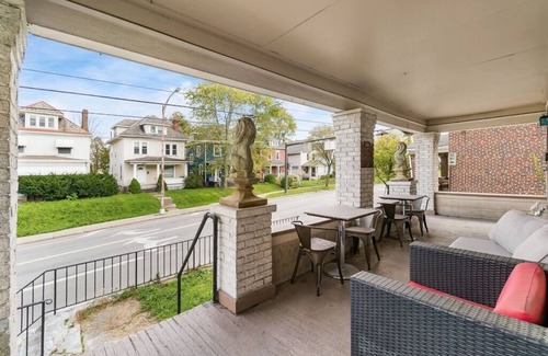 Old North Columbus Casa | ★ Caesar’s Palace ★ Old North Duplex near OSU★