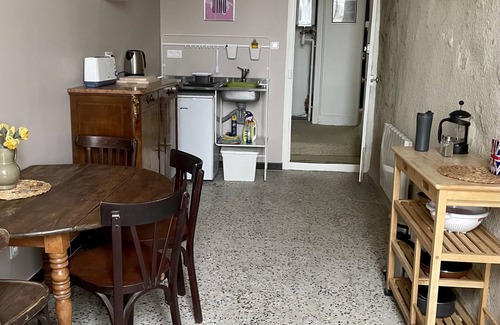 Nevers Apartamento | Habitacion Doble-Confortable-Baño Privado-Vista al patio-Côté Cour