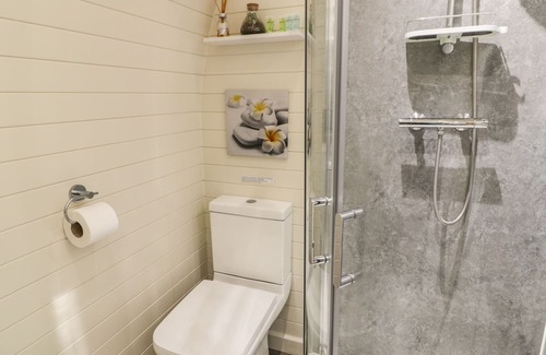 Llanfyllin Cabaña | CAIN, romantic, character holiday cottage, with hot tub in Llanfyllin