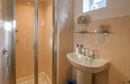 Westleton Cabaña | CAINES COTTAGE, WESTLETON, pet friendly, with a garden in Westleton