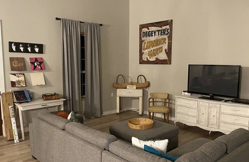 Breaux Bridge Casa | Cajun Barndeaux! Sleeps 13
