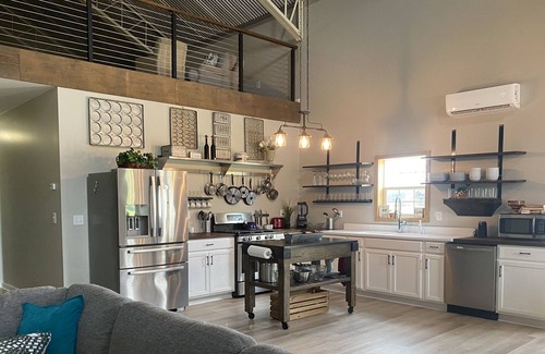 Breaux Bridge Casa | Cajun Barndeaux! Sleeps 13