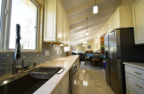 Calabasas Casa | Calabasas Modern design Stunning inside & out with a mountain view Relax & Quiet