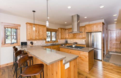Truckee Casa | Caleb's Getaway by Tahoe Getaways at Old Greenwood- 3BR w Bonus Room, Pets Welcome & Ski Shuttle!
