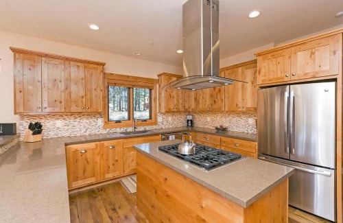 Truckee Casa | Caleb's Getaway by Tahoe Getaways at Old Greenwood- 3BR w Bonus Room, Pets Welcome & Ski Shuttle!