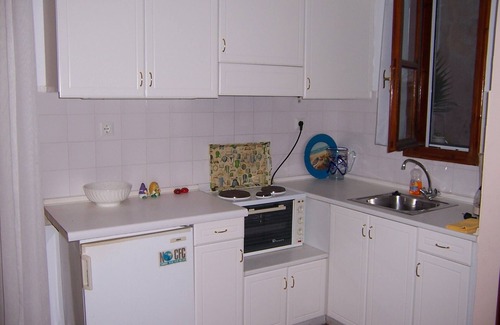 Atsipópoulon Apartamento | Calergi 10 - Apartamento de dos niveles lleno de color - Balcón con vista a la piscina
