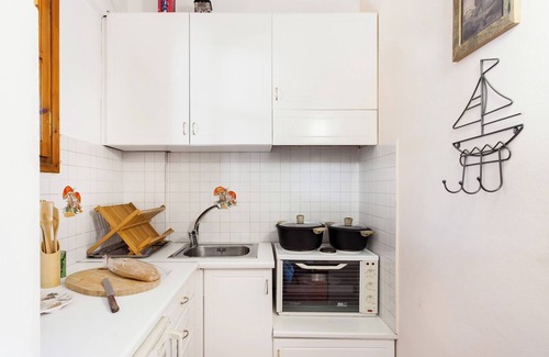 Atsipópoulon Apartamento | Calergi 10 - Apartamento de dos niveles lleno de color - Balcón con vista a la piscina