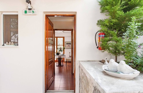 Atsipópoulon Apartamento | Calergi 10 - Apartamento de dos niveles lleno de color - Balcón con vista a la piscina