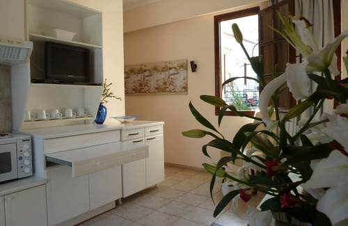 Atsipópoulon Apartamento | MELITI: recuéstese en la silla colgante de la azotea de un complejo acogedor