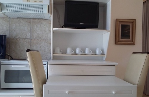 Atsipópoulon Apartamento | MELITI: recuéstese en la silla colgante de la azotea de un complejo acogedor