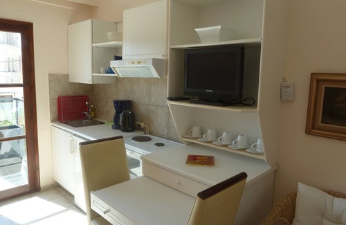 Atsipópoulon Apartamento | MELITI: recuéstese en la silla colgante de la azotea de un complejo acogedor